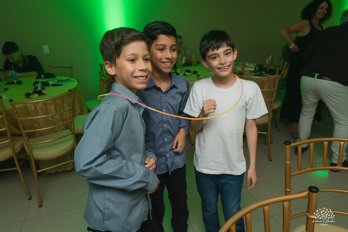 Convidados curtindo a pista na festa de 15 anos