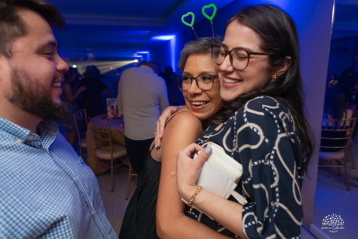 Convidados curtindo a pista na festa de 15 anos
