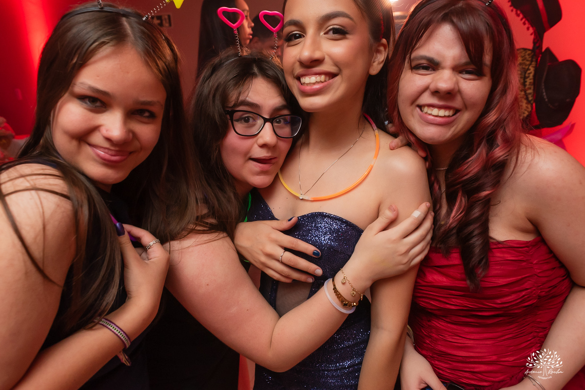 Convidados curtindo a pista na festa de 15 anos