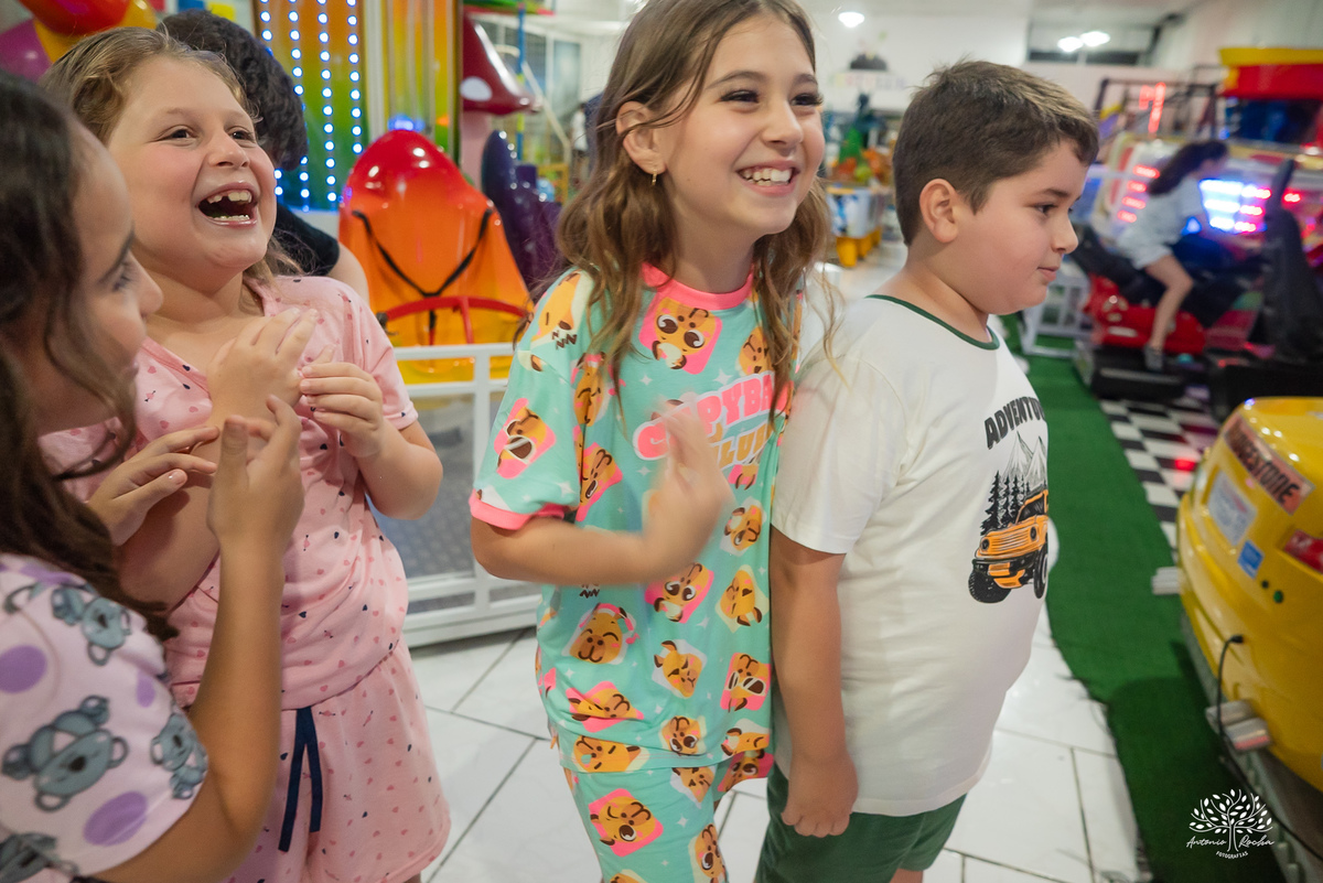 aniversário infantil - festa do pijama - Fest Club - fotografia infantil - festa infatil - família - infância - alegria - kamikaze  - festa no salão - fotógrafo de festa infantil - Antonio Rocha Fotografias - Pelotas - Máscara de Dormir - Touca de cetim