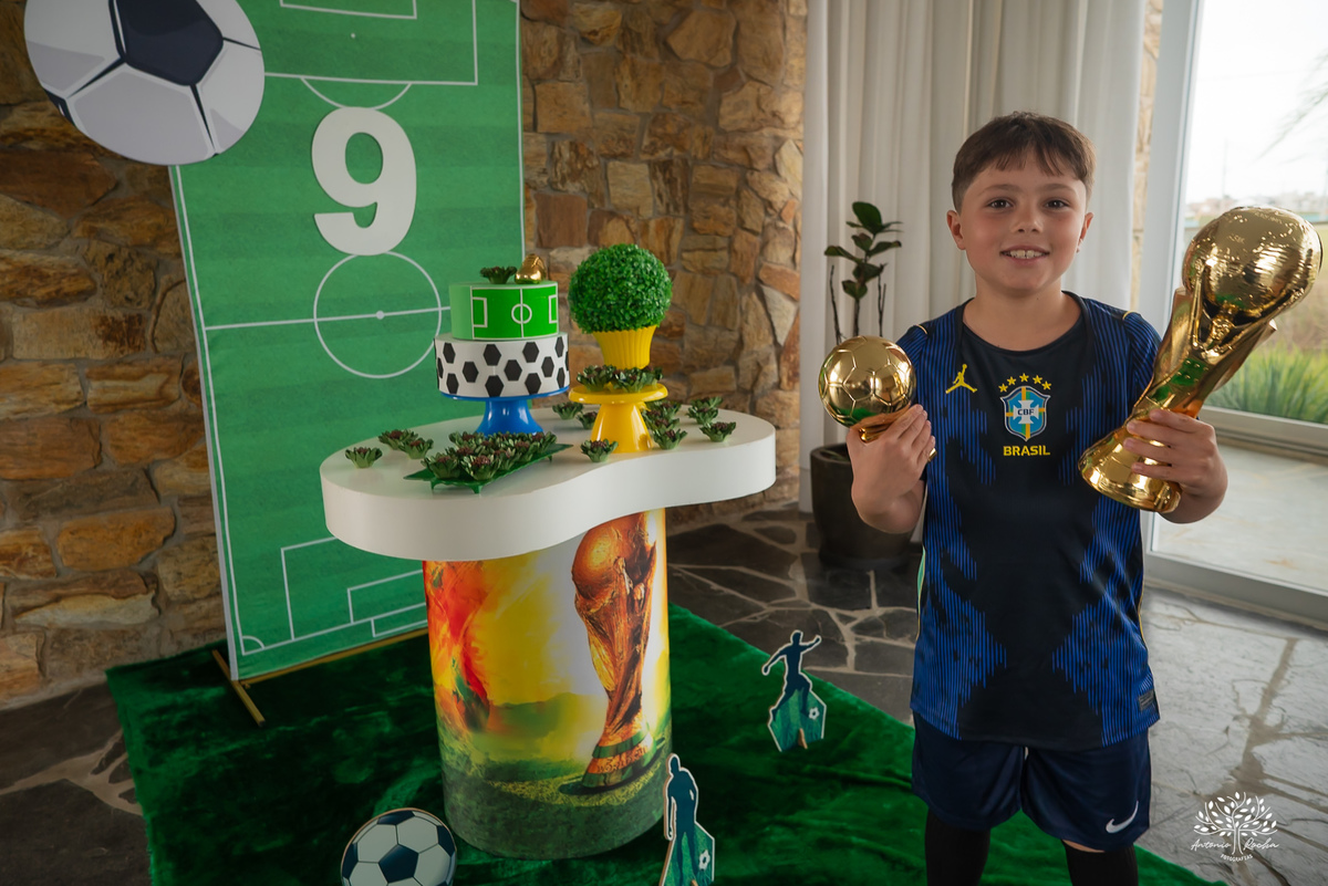 Raul 9 anos - aniversário infantil - festa infantil - fotografia de aniversário - futebol - salão de condomínio - família - infância - troca de figurinhas - picolé - Pelotas - irmãos - brincadeiras - memórias - Antonio Rocha Fotografias - Rivivera - copa