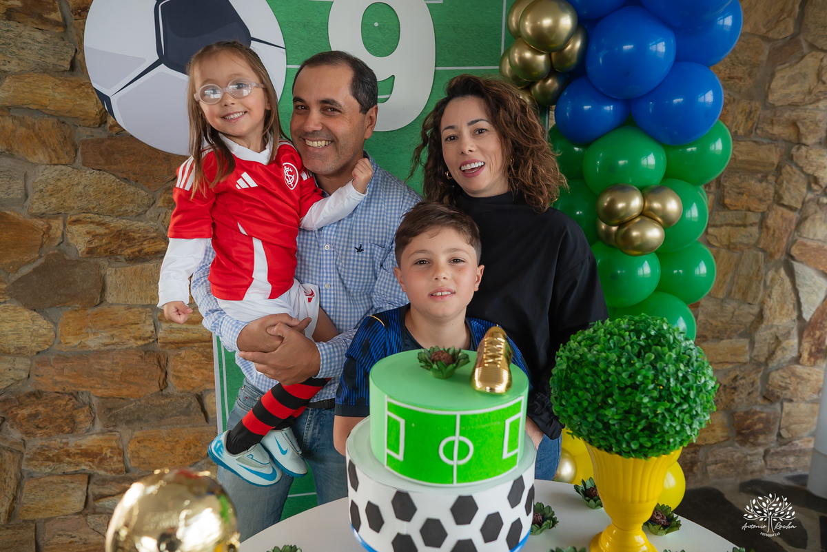 Raul 9 anos - aniversário infantil - festa infantil - fotografia de aniversário - futebol - salão de condomínio - família - infância - troca de figurinhas - picolé - Pelotas - irmãos - brincadeiras - memórias - Antonio Rocha Fotografias - Rivivera - copa