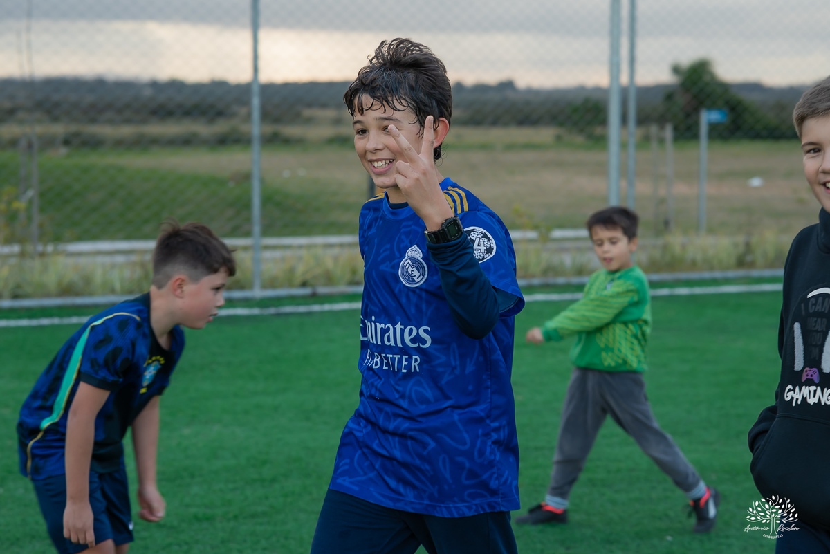 Raul 9 anos - aniversário infantil - festa infantil - fotografia de aniversário - futebol - salão de condomínio - família - infância - troca de figurinhas - picolé - Pelotas - irmãos - brincadeiras - memórias - Antonio Rocha Fotografias - Rivivera - copa