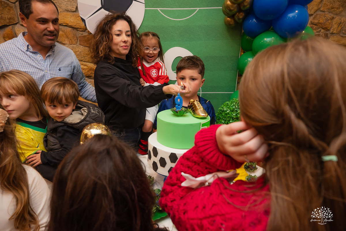 Raul 9 anos - aniversário infantil - festa infantil - fotografia de aniversário - futebol - salão de condomínio - família - infância - troca de figurinhas - picolé - Pelotas - irmãos - brincadeiras - memórias - Antonio Rocha Fotografias - Rivivera - copa