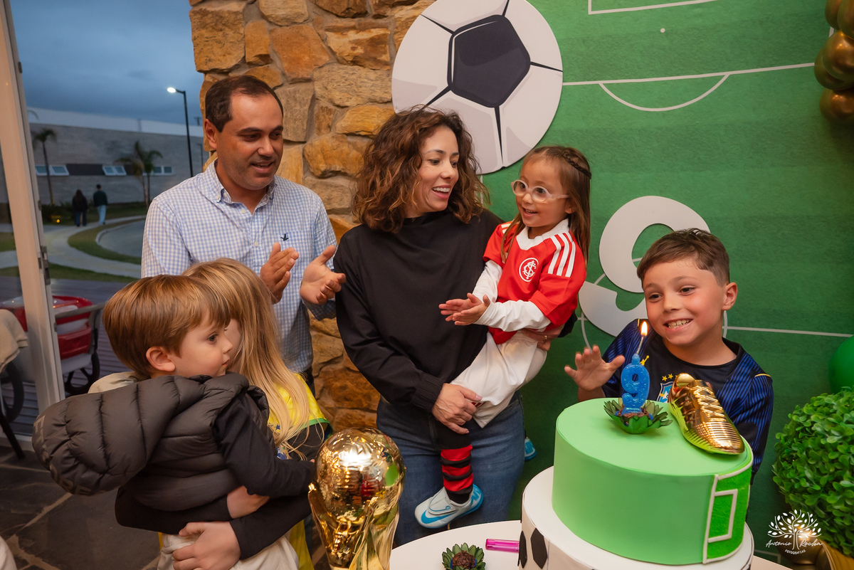 Raul 9 anos - aniversário infantil - festa infantil - fotografia de aniversário - futebol - salão de condomínio - família - infância - troca de figurinhas - picolé - Pelotas - irmãos - brincadeiras - memórias - Antonio Rocha Fotografias - Rivivera - copa