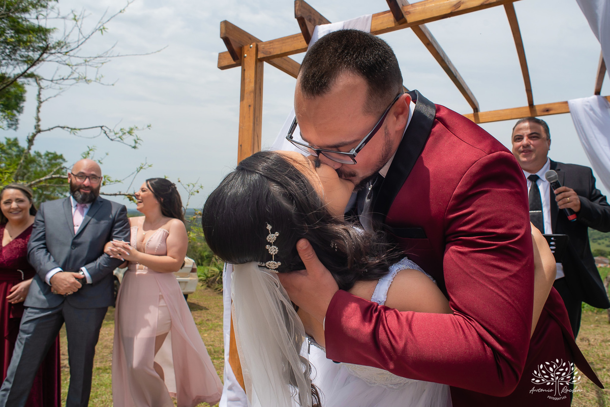 Mayara & Giovani – Casamento – Casamento Cristão – Sítio Santo Amor – Dia do Sim – Buquê – Beijo de Cinema – Deus – Amor – Escolha Mútua – Morro Redondo – Pelotas/RS – RS – @antoniorochafotografias