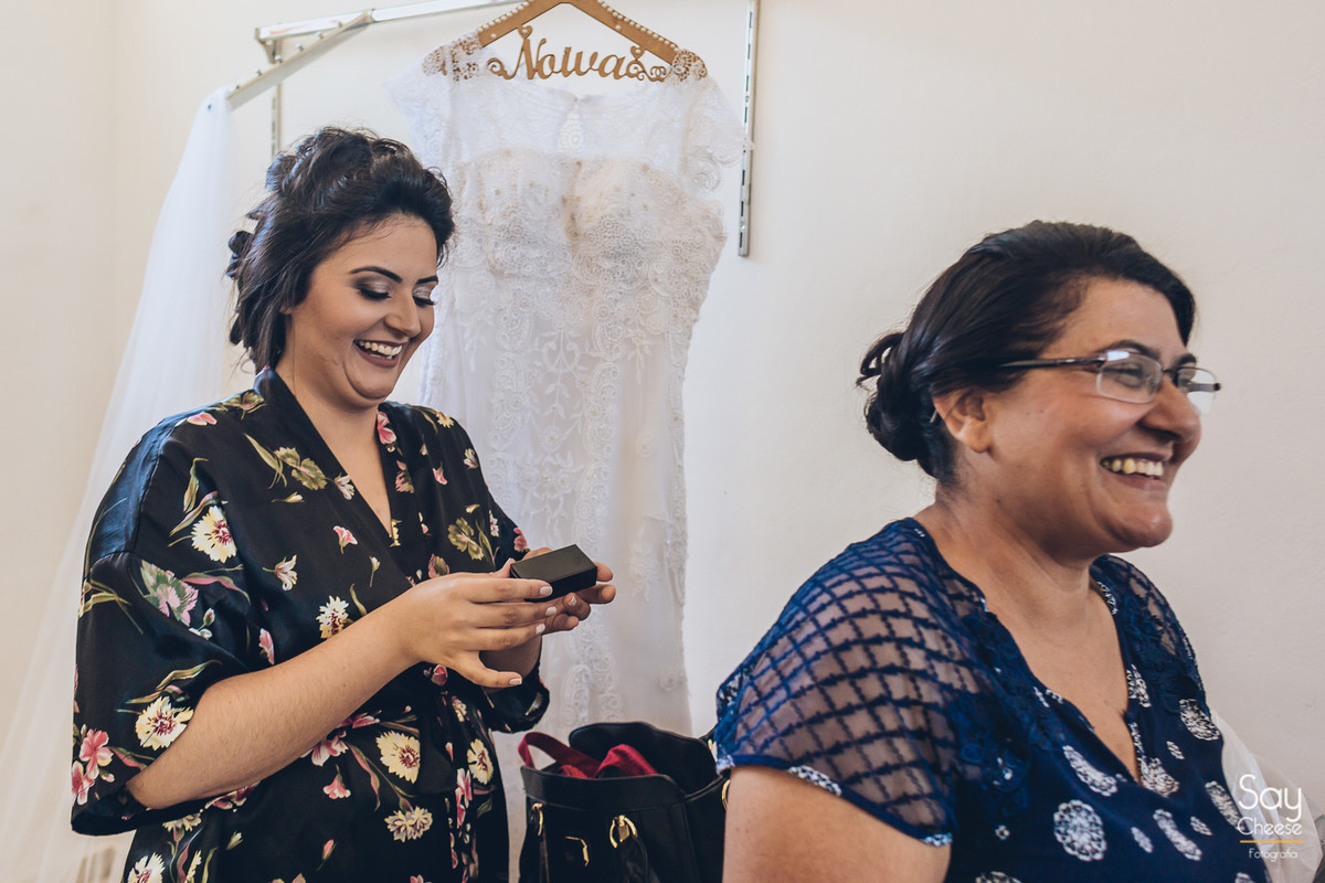 noiva e sua mãe no making of em casamento no campo ao ar livre fotografado por Say Cheese Fotografia