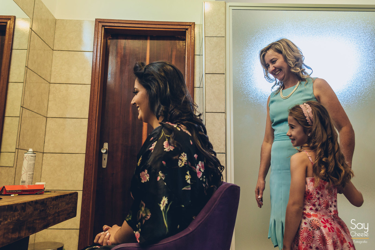 noiva e daminha no making of em casamento no campo ao ar livre fotografado por Say Cheese Fotografia