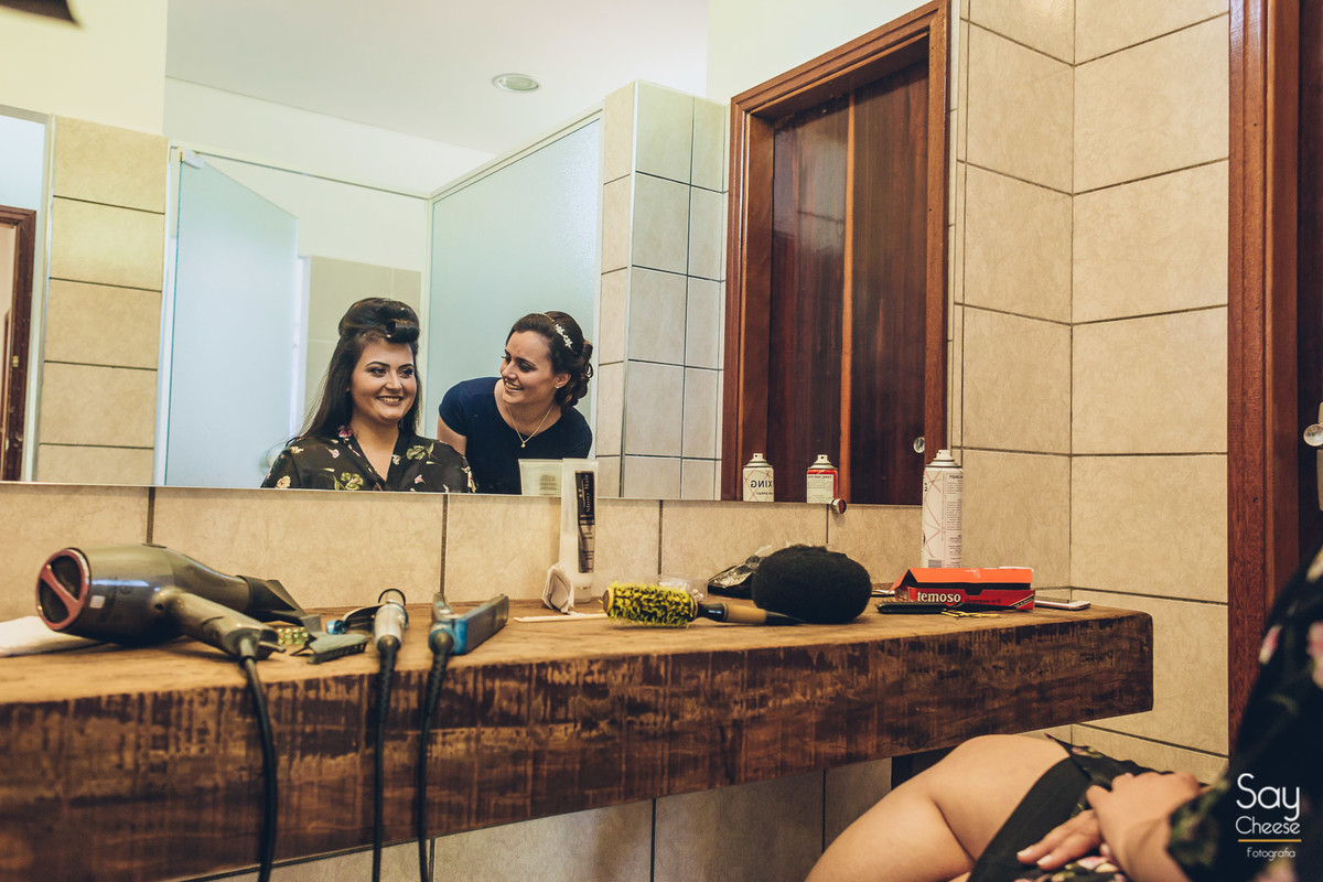 noiva e madrinha no making of em casamento no campo ao ar livre fotografado por Say Cheese Fotografia