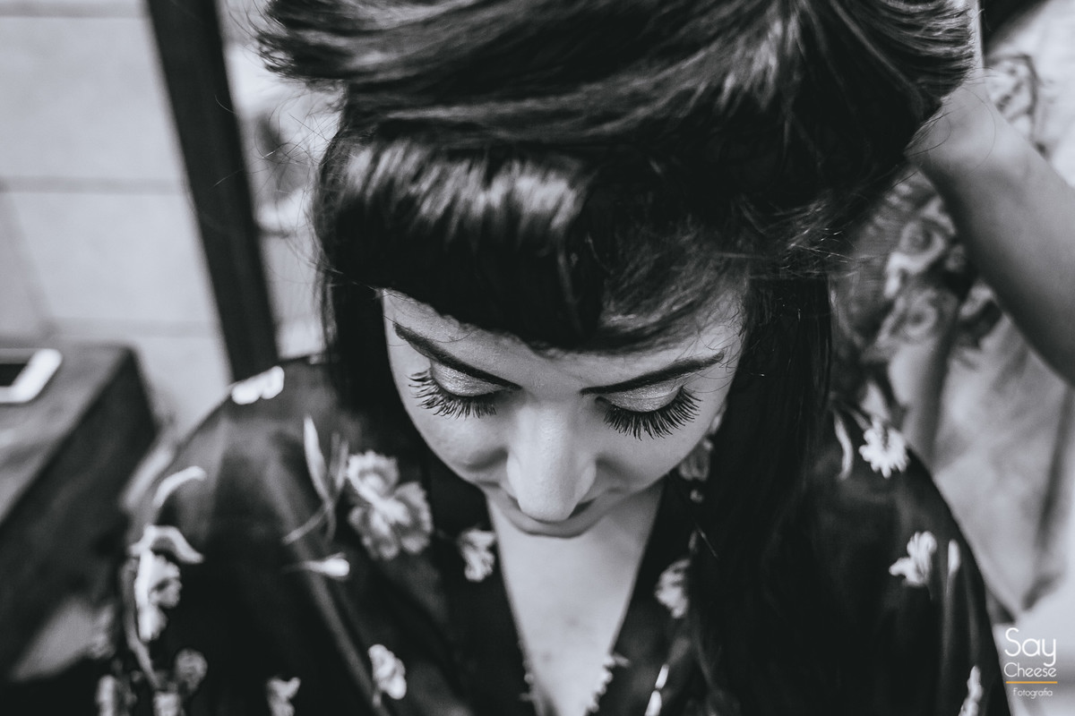 penteado e cilios da noiva em casamento no campo ao ar livre fotografado por Say Cheese Fotografia