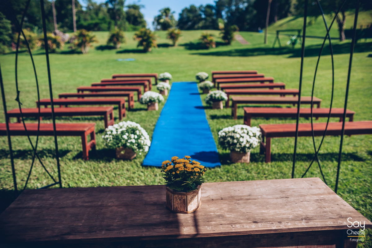 Local da cerimônia em casamento no campo ao ar livre fotografado por Say Cheese Fotografia