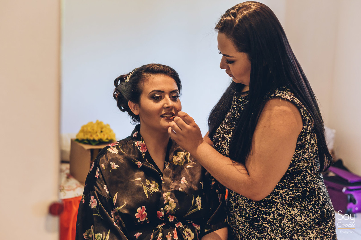 maquiagem da noiva em casamento no campo ao ar livre fotografado por Say Cheese Fotografia