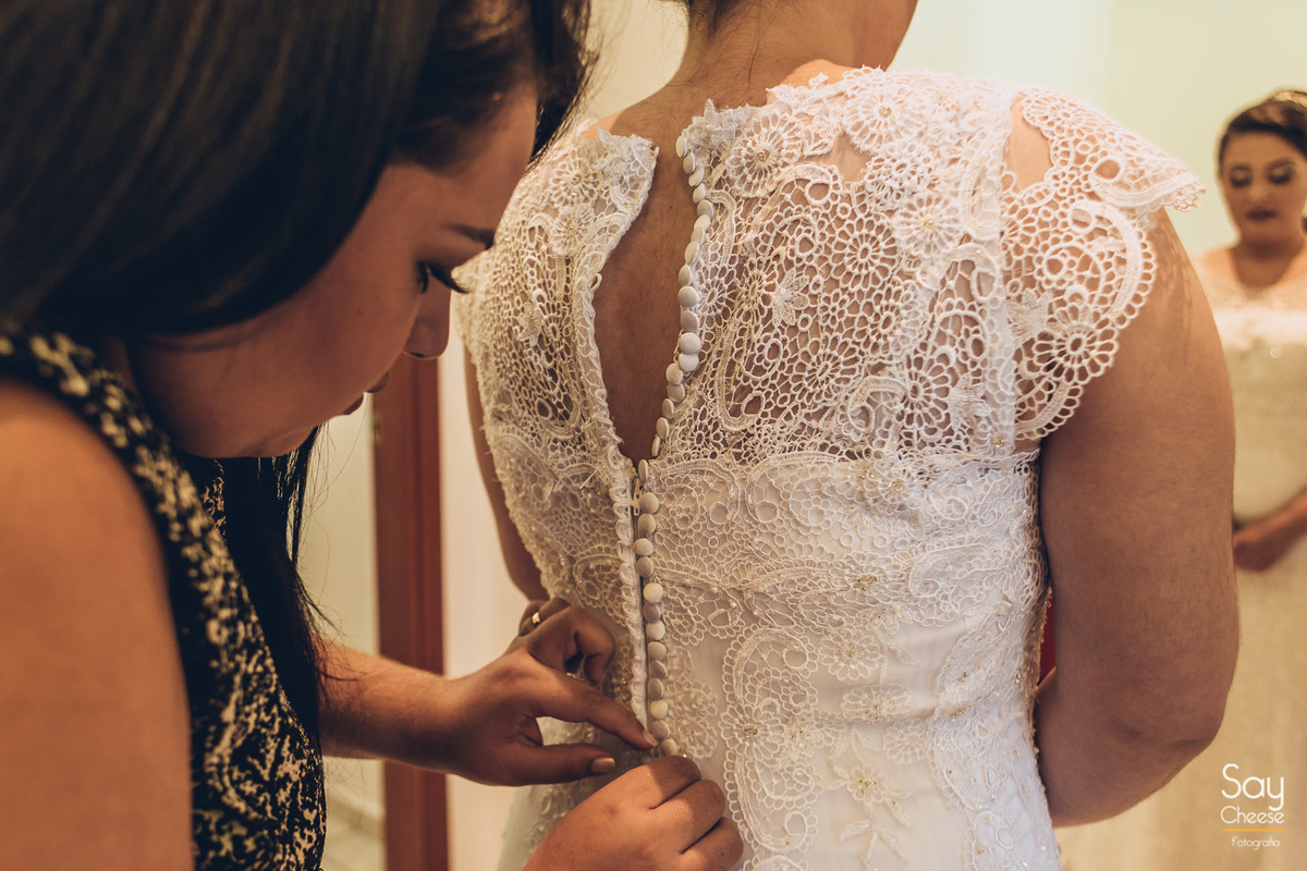 detalhe nas costas do vestido da noiva em casamento no campo ao ar livre fotografado por Say Cheese Fotografia