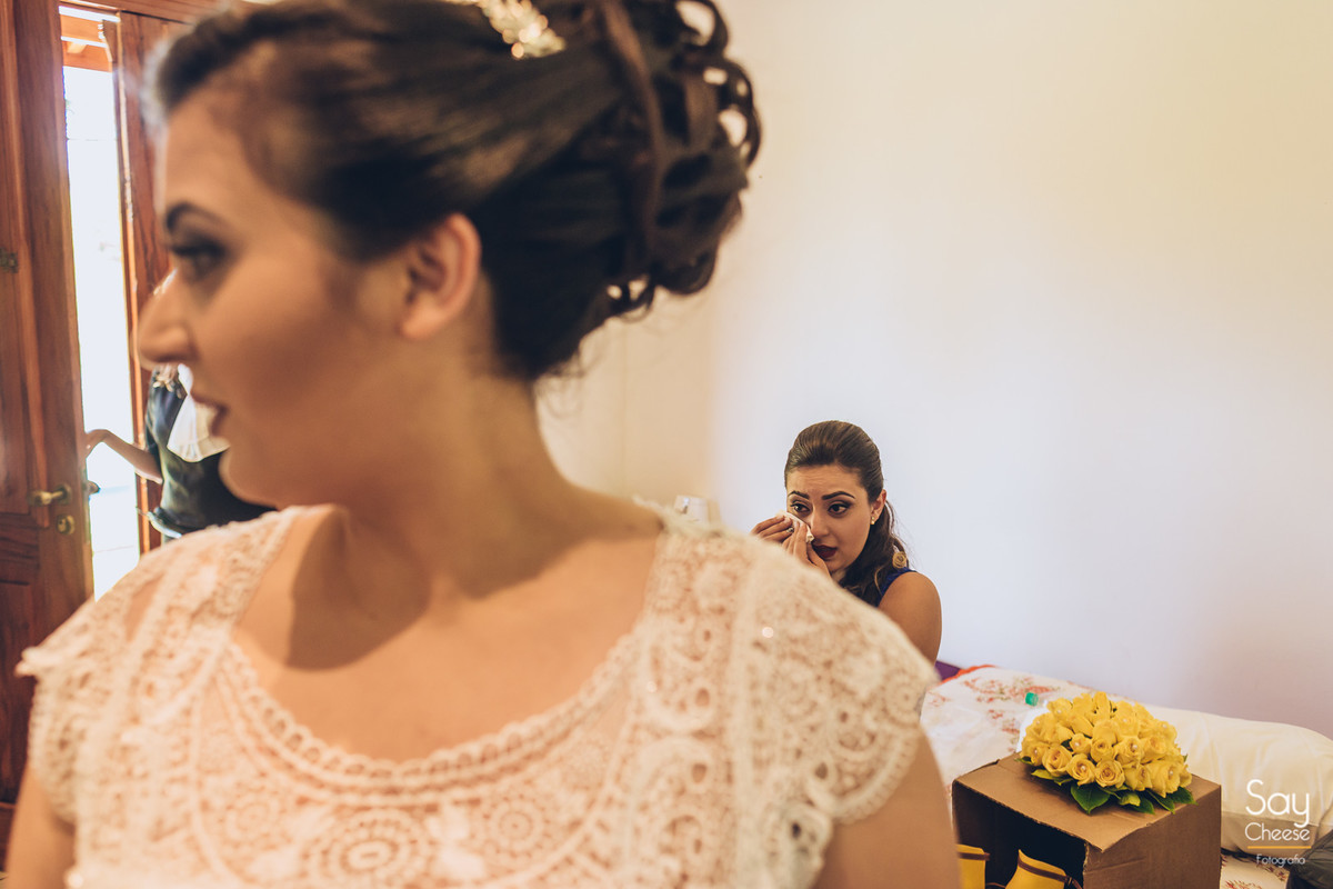 noiva e irmã se arrumando para casamento em casamento no campo ao ar livre fotografado por Say Cheese Fotografia