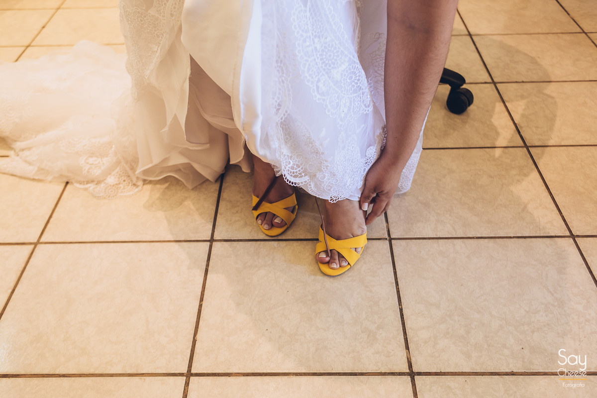 noiva colocando sapato amarelo em casamento no campo ao ar livre fotografado por Say Cheese Fotografia