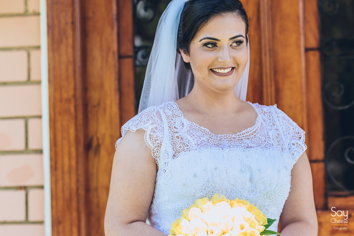 buquê da noiva com flores amarelas em casamento no campo ao ar livre fotografado por Say Cheese Fotografia