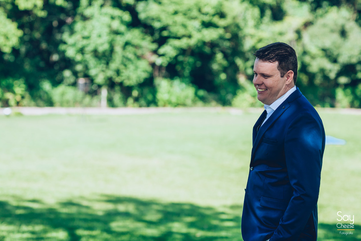 traje do noivo em casamento no campo ao ar livre fotografado por Say Cheese Fotografia