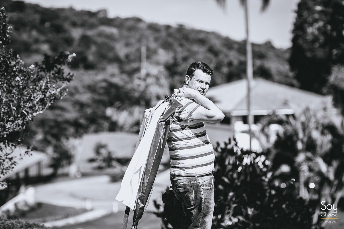 noivo levando seu terno em casamento no campo ao ar livre fotografado por Say Cheese Fotografia