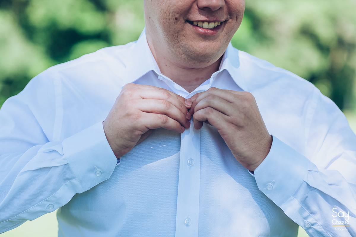 noivo vestindo traje em casamento no campo ao ar livre fotografado por Say Cheese Fotografia