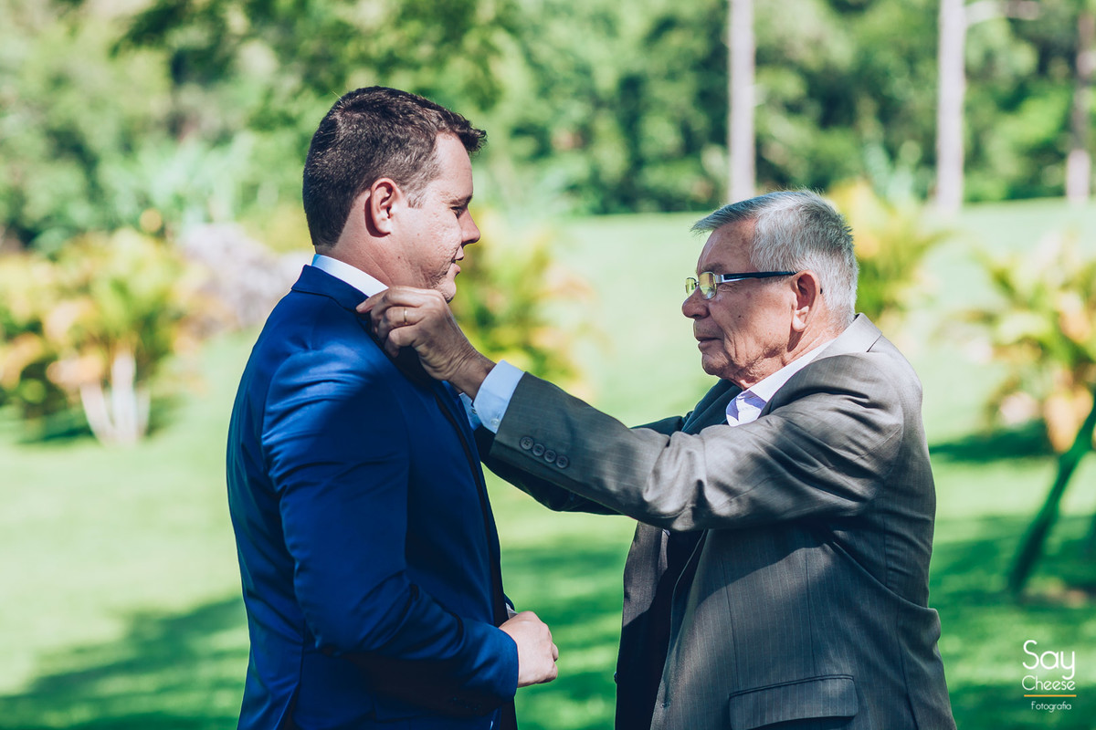 pai ajudando noivo a se arrumar em making of em casamento no campo ao ar livre fotografado por Say Cheese Fotografia