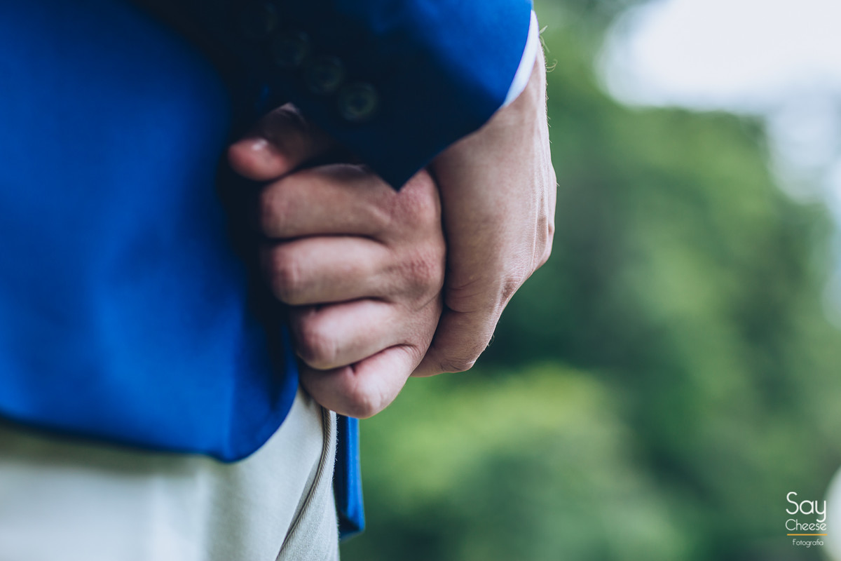 detalhe terno azul do noivo em casamento no campo ao ar livre fotografado por Say Cheese Fotografia