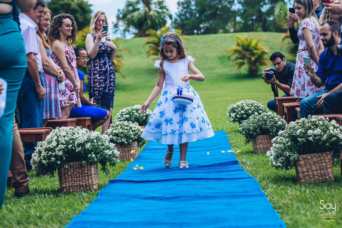 daminha florista em casamento no campo ao ar livre fotografado por Say Cheese Fotografia