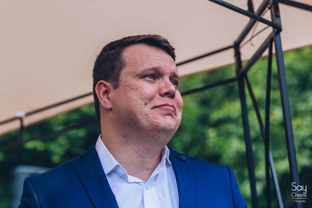 noivo chorando em casamento no campo ao ar livre fotografado por Say Cheese Fotografia