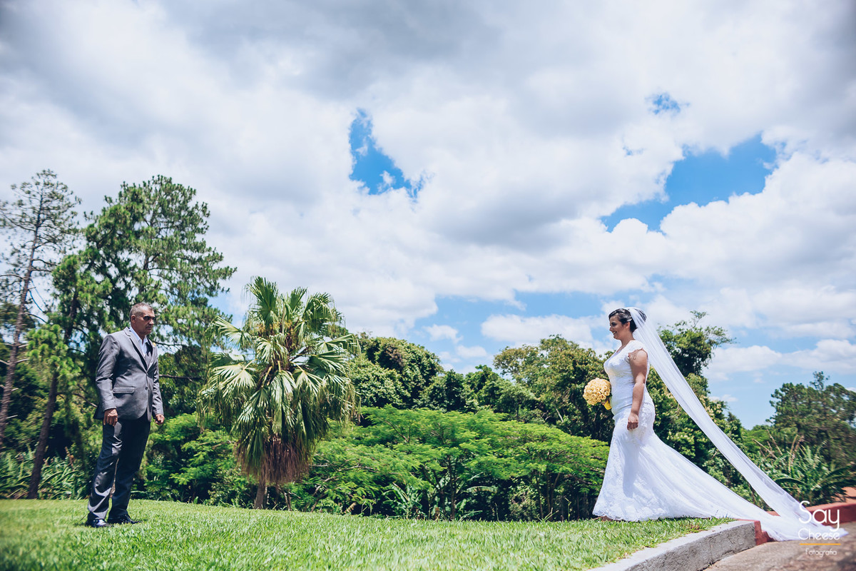 noiva com véu e seu pai em casamento no campo ao ar livre fotografado por Say Cheese Fotografia