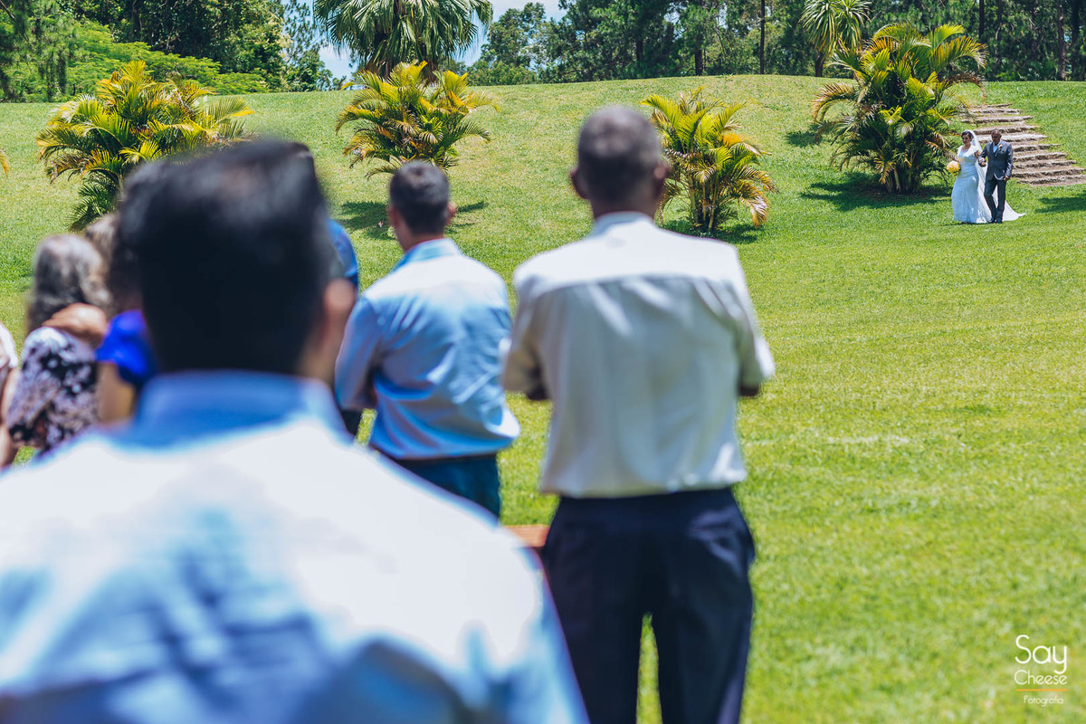 entrada da noiva com seu pai em casamento no campo ao ar livre fotografado por Say Cheese Fotografia