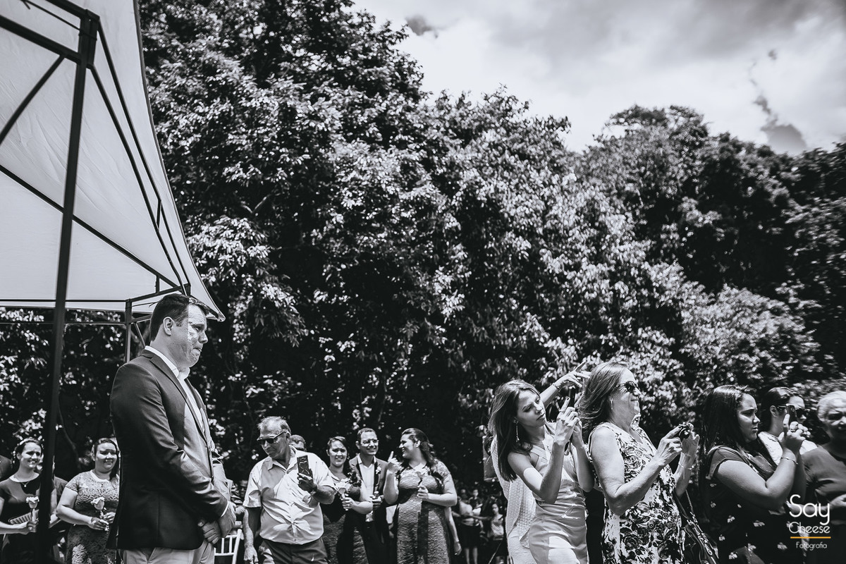 noivo chorando com entrada da noiva em casamento no campo ao ar livre fotografado por Say Cheese Fotografia