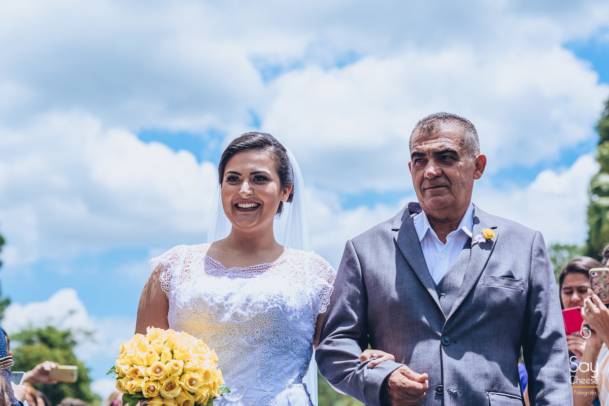 entrada da noiva com seu pai em casamento no campo ao ar livre fotografado por Say Cheese Fotografia