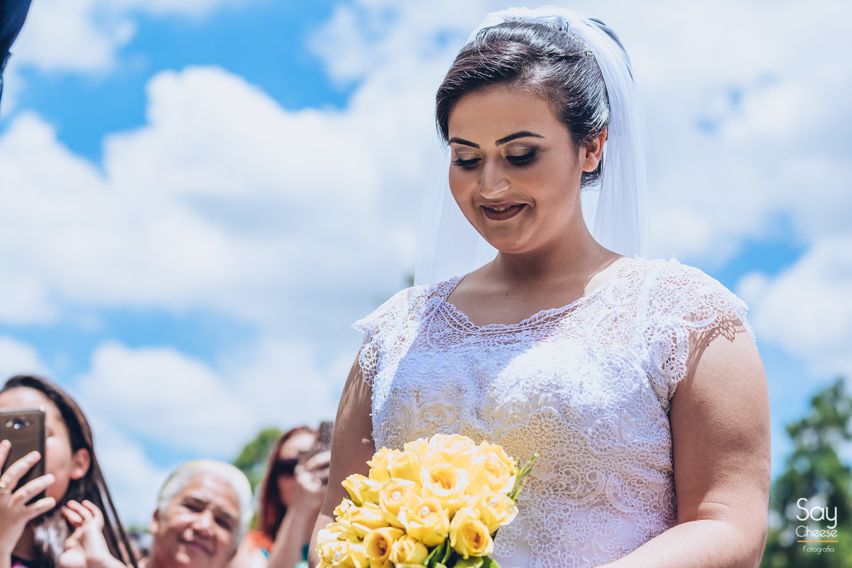 entrada da noiva com buquê amarelo em casamento no campo ao ar livre fotografado por Say Cheese Fotografia