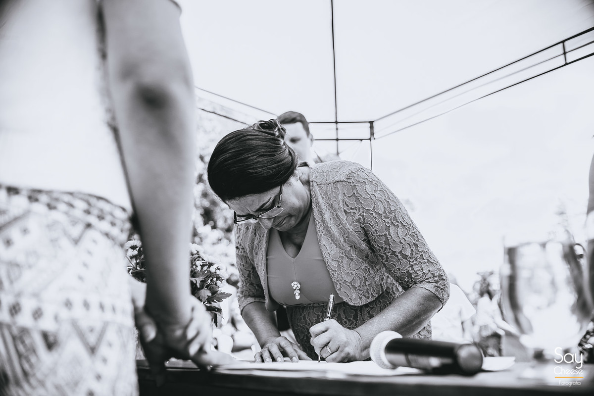 mãe da noiva assinando em casamento no campo ao ar livre fotografado por Say Cheese Fotografia
