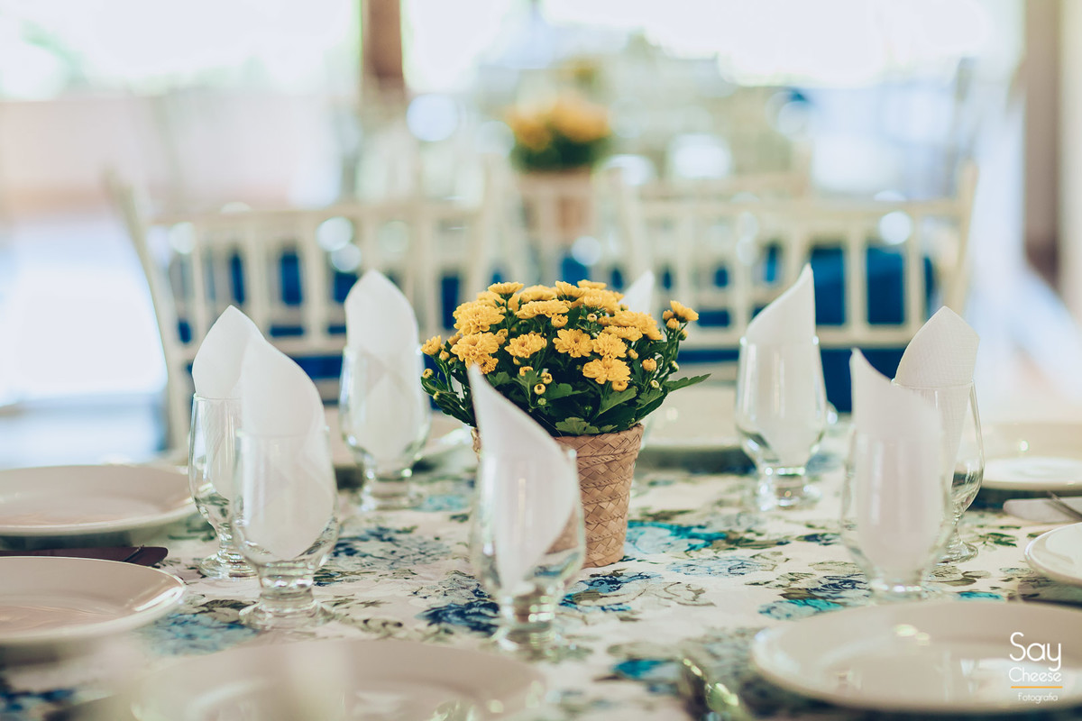 arranjo baixo de mesa com flores em casamento no campo ao ar livre fotografado por Say Cheese Fotografia