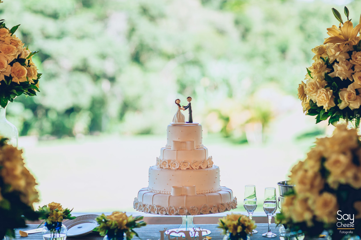 mesa do bolo decorada com flores amarelas em casamento no campo ao ar livre fotografado por Say Cheese Fotografia