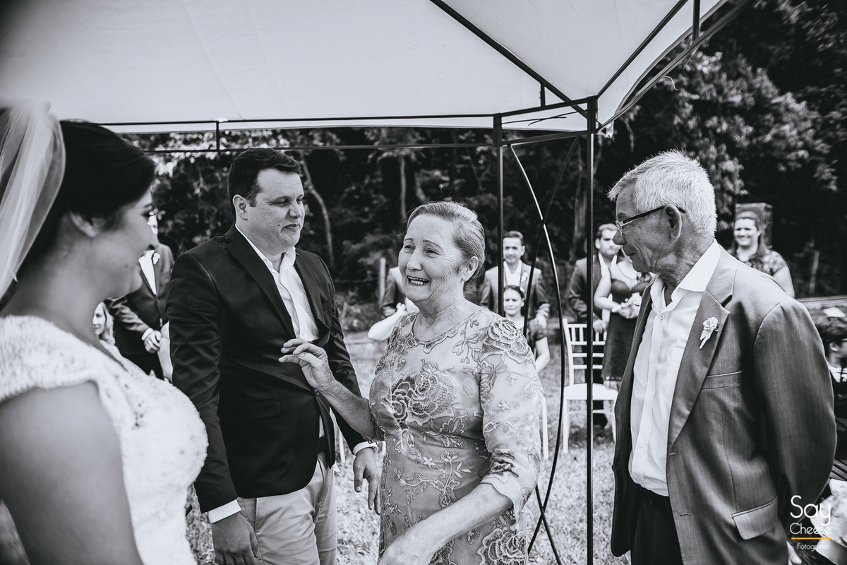 mãe do noivo nos cumprimentos em casamento no campo ao ar livre fotografado por Say Cheese Fotografia
