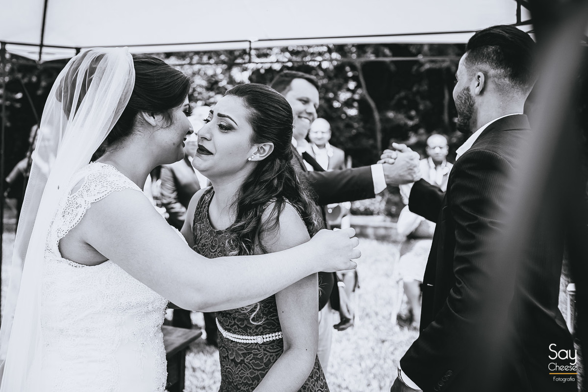 irmã da noiva chorando nos cumprimentos em casamento no campo ao ar livre fotografado por Say Cheese Fotografia
