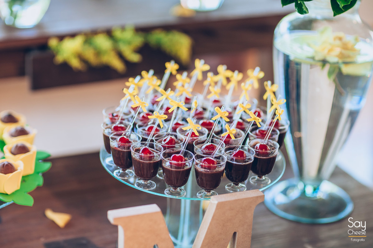 doces finos na mesa do bolo em casamento no campo ao ar livre fotografado por Say Cheese Fotografia