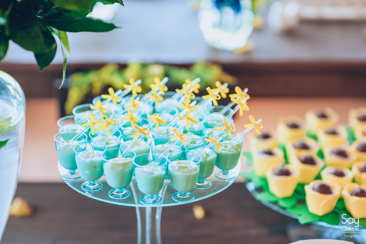 doces finos na mesa do bolo em casamento no campo ao ar livre fotografado por Say Cheese Fotografia