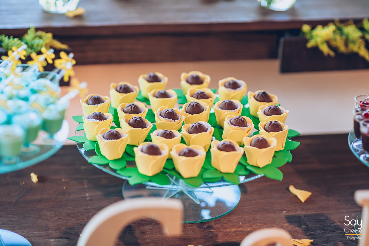 doces finos na mesa do bolo em casamento no campo ao ar livre fotografado por Say Cheese Fotografia