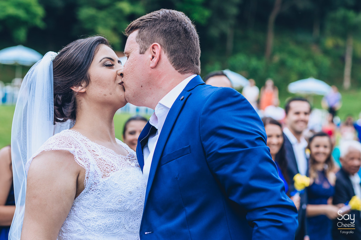 noivos se beijando após saída em casamento no campo ao ar livre fotografado por Say Cheese Fotografia