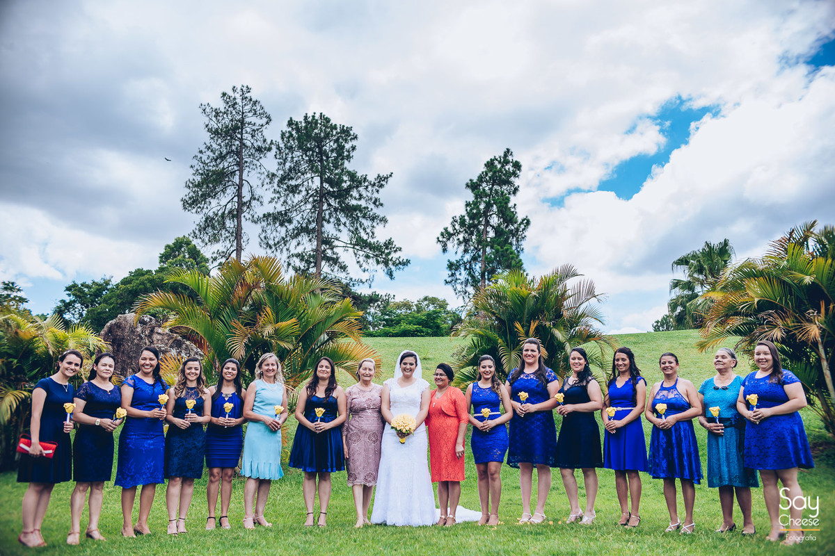 noiva e madrinhas com buquês em casamento no campo ao ar livre fotografado por Say Cheese Fotografia