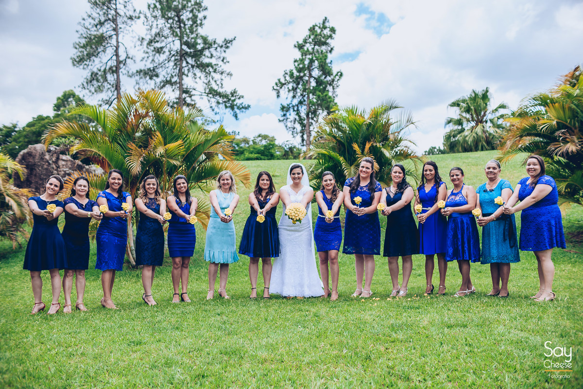 noiva e madrinhas em casamento no campo ao ar livre fotografado por Say Cheese Fotografia