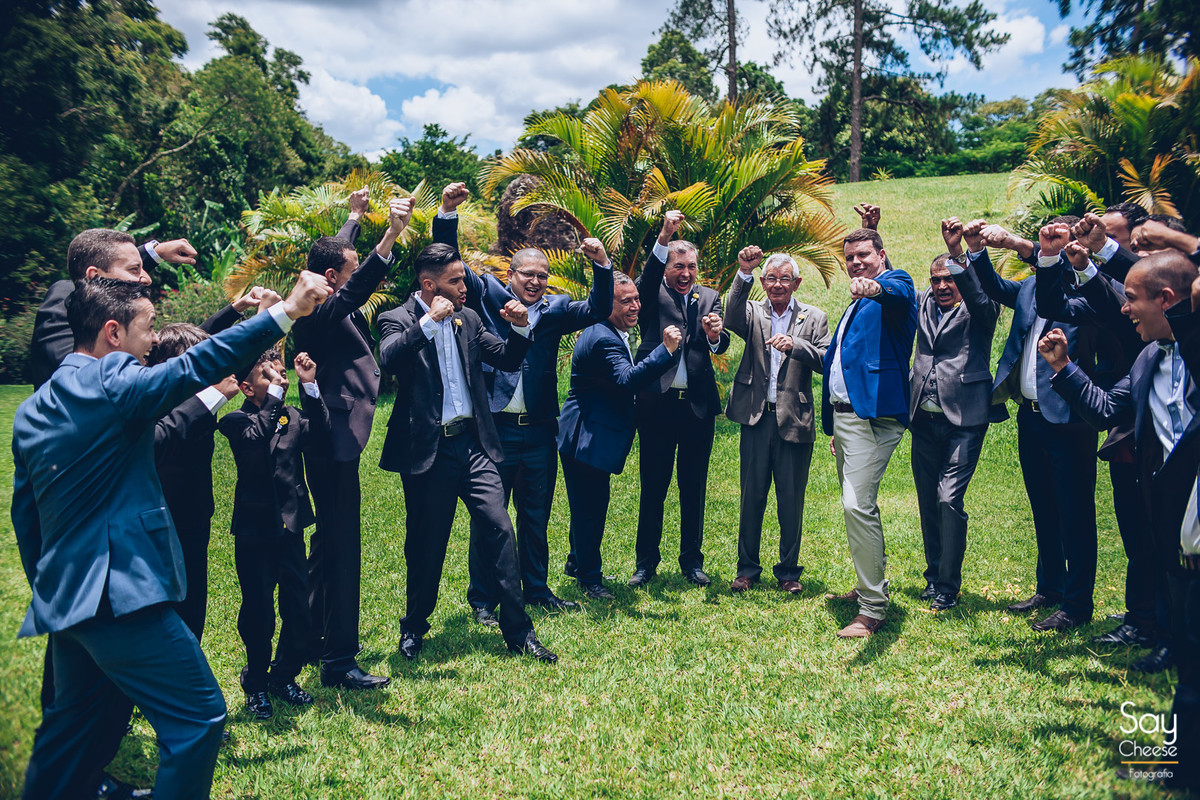 padinhos comemorando em casamento no campo ao ar livre fotografado por Say Cheese Fotografia
