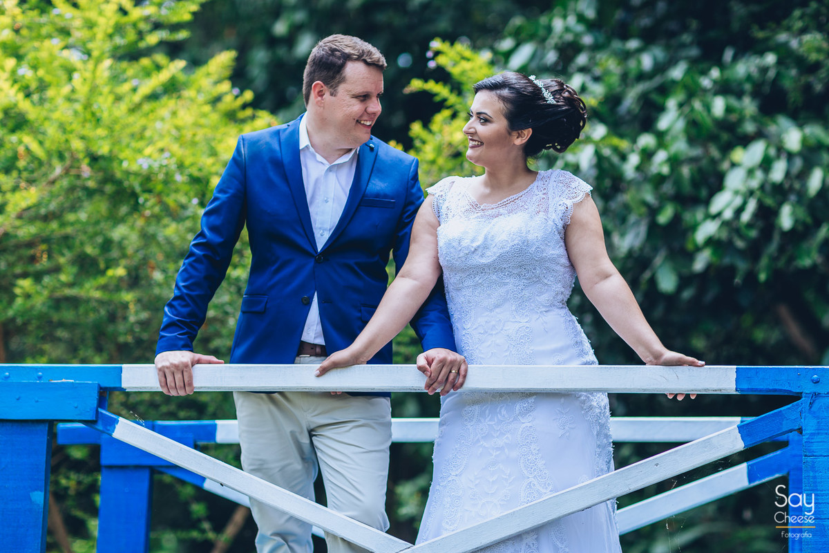 ensaio de noivos após o casamento em casamento no campo ao ar livre fotografado por Say Cheese Fotografia