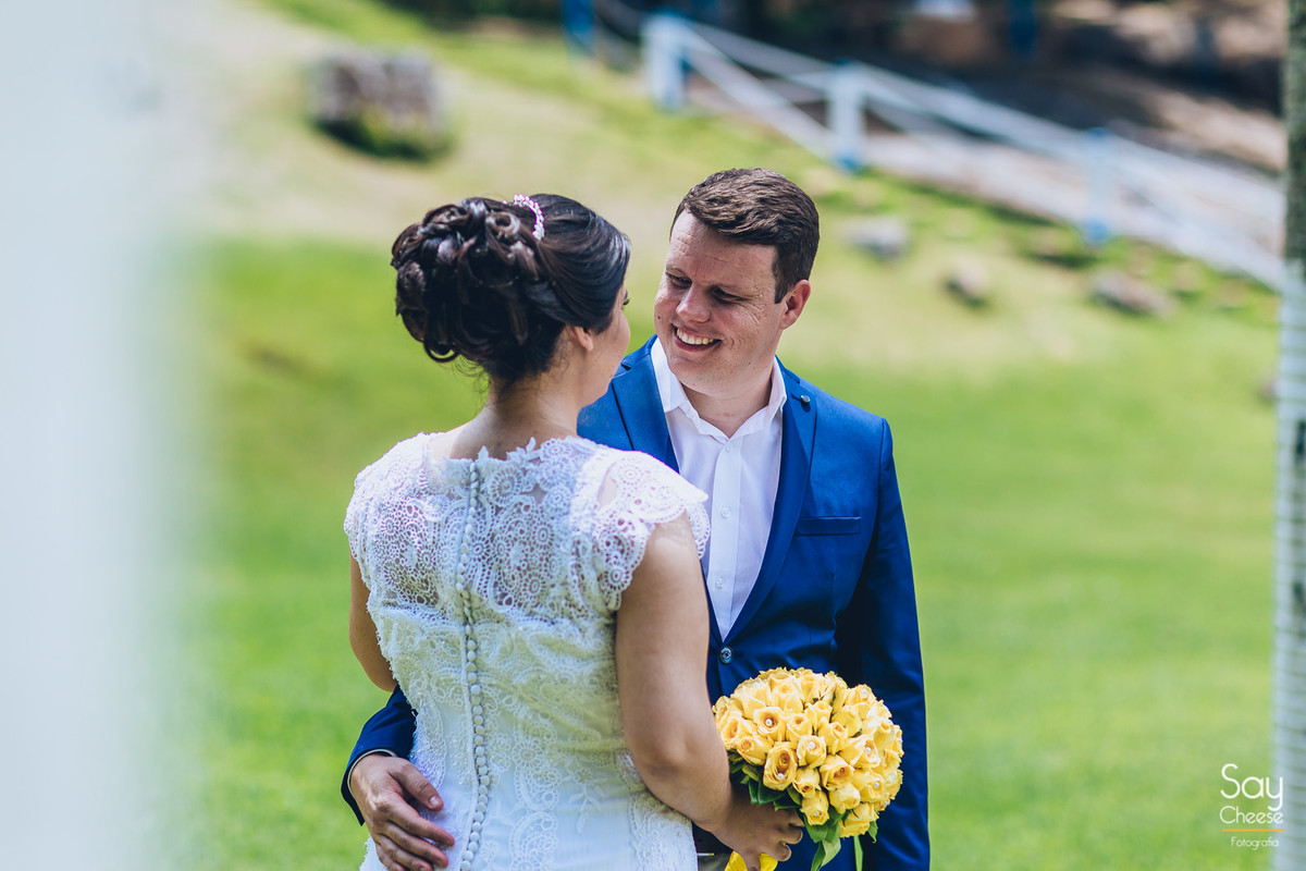noivos trocando sorrisos em ensaio após casamento em casamento no campo ao ar livre fotografado por Say Cheese Fotografia