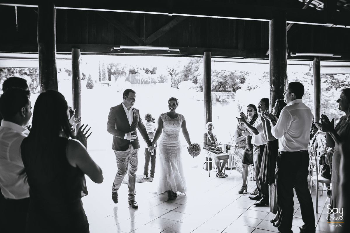 entrada dos noivos na festa em casamento no campo ao ar livre fotografado por Say Cheese Fotografia