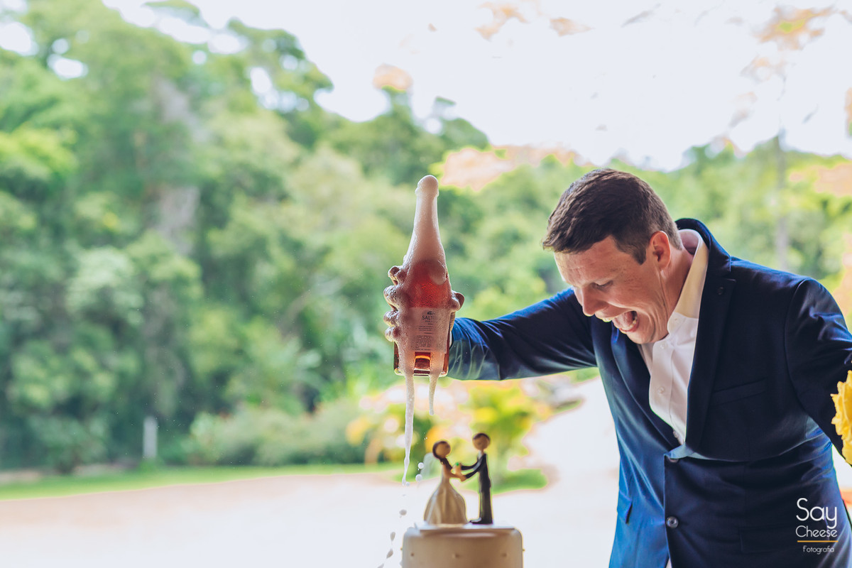 brinde dos noivos com taças em festa em casamento no campo ao ar livre fotografado por Say Cheese Fotografia