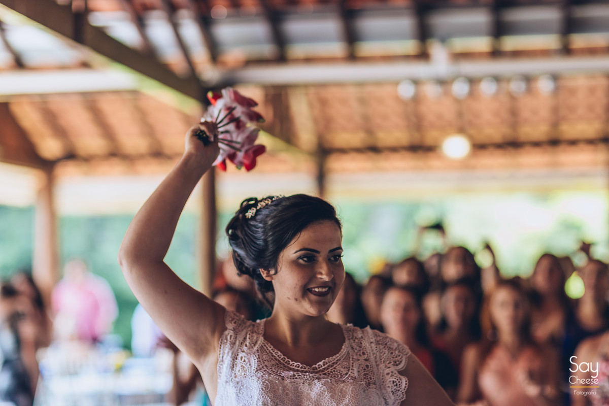 noiva jogando buquê santo antonio para madrinhas em casamento no campo ao ar livre fotografado por Say Cheese Fotografia