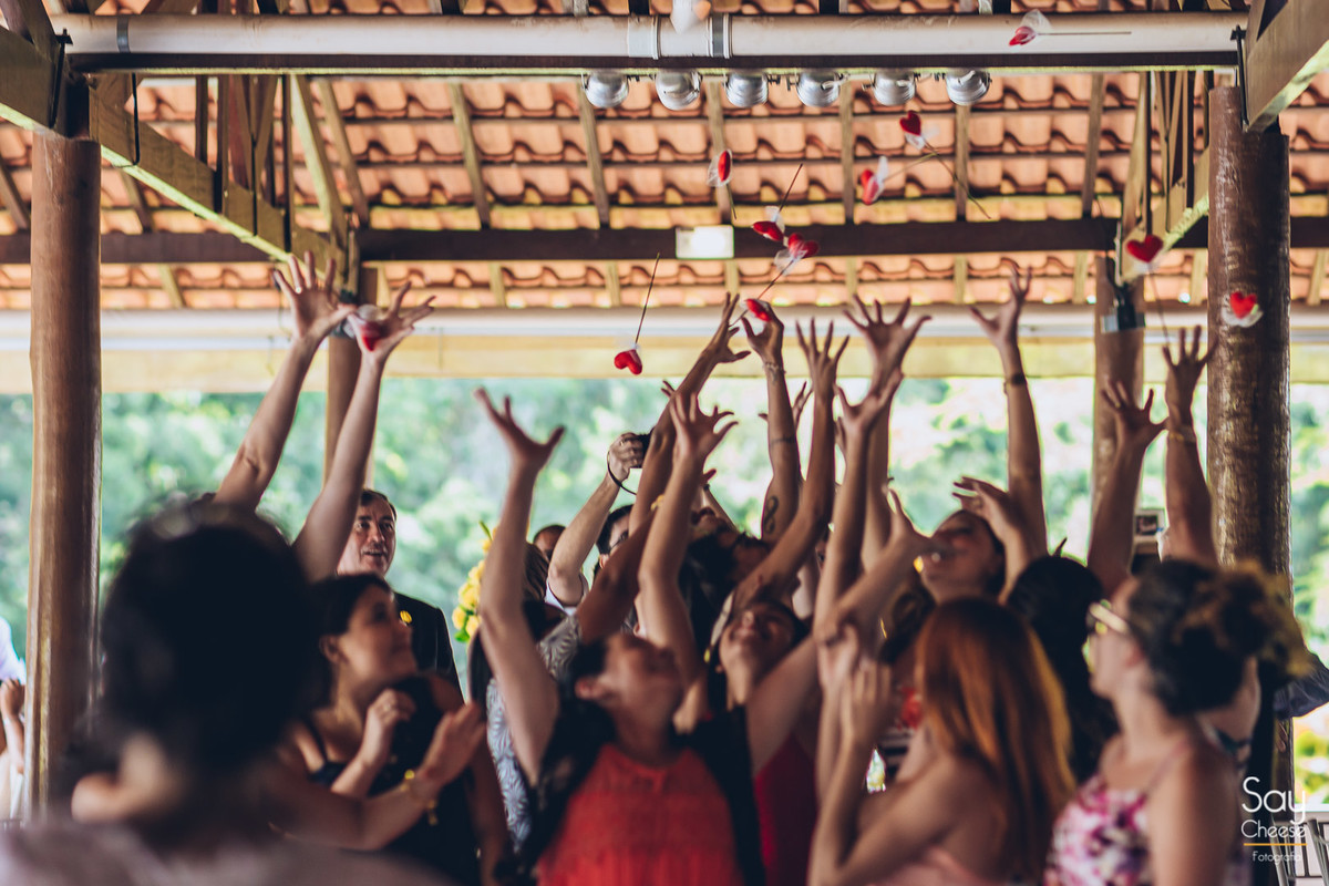 madrinhas pegando buquê santo antonio em casamento no campo ao ar livre fotografado por Say Cheese Fotografia